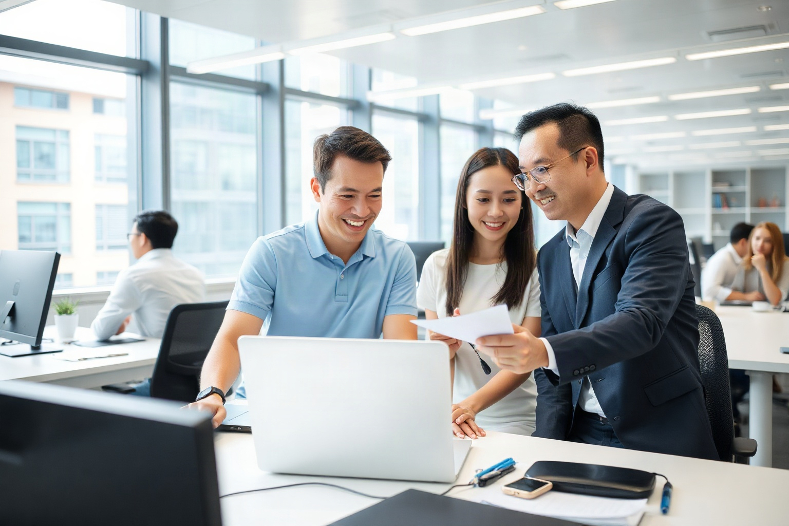 IT consultants planning a Microsoft 365 migration in a bright office